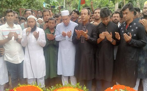 শহীদ আবু সাঈদের কবরে ছাত্রদলের ফুলেল শ্রদ্ধা 