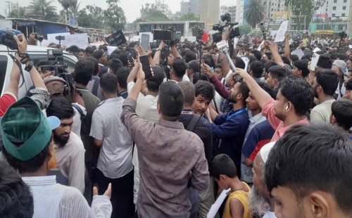 বাধা পেরিয়ে ৬ দাবিতে রাজপথে মাইলস্টোনের শিক্ষার্থীরা 