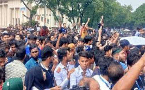 সচিবালয়ে ঢুকে পড়েছেন বিক্ষোভরত শিক্ষার্থীরা 
