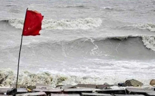 উপকূল অতিক্রম করছে নিম্নচাপ, পাহাড় ধস ও জলাবদ্ধতার শঙ্কা 