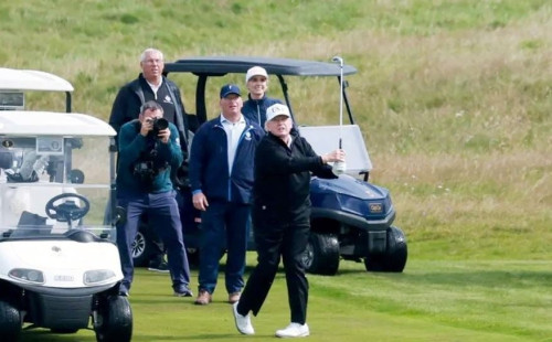 স্কটল্যান্ডে গলফ খেললেন ট্রাম্প 