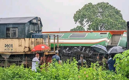 লালমনিরহাটে দুই ট্রেনের মুখোমুখি সংঘর্ষ 