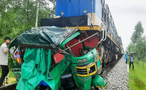 কক্সবাজারে অটোরিকশাকে ট্রেনের ধাক্কা, চার যাত্রী নিহত 