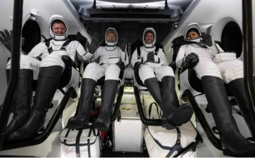 ফিরে এসেছেন চার নভোচারী 