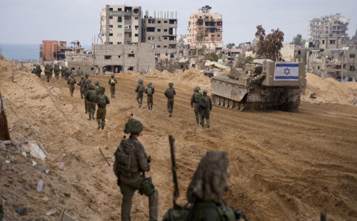 গাজার বহুতল ভবনগুলোতে হামলা হচ্ছে 