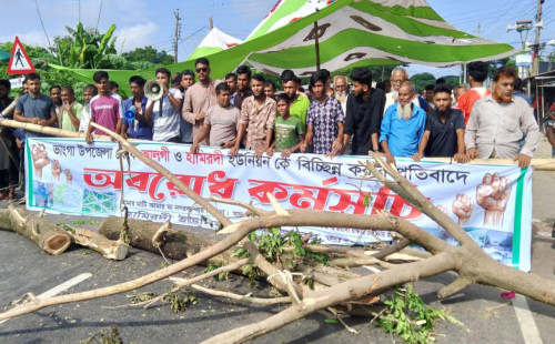 ভাঙ্গায় সীমানা পুনর্বিন্যাসের প্রতিবাদে সড়ক অবরোধ 