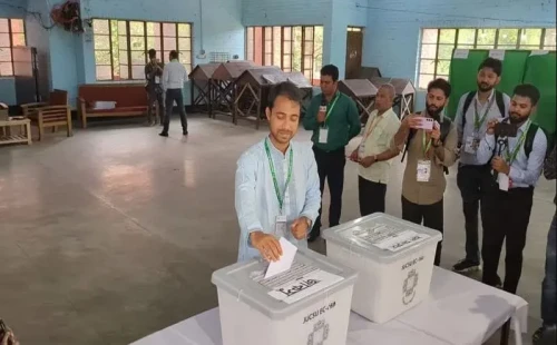 জাকসু নির্বাচন: ভোট দিলেন ছাত্রদল সমর্থিত ভিপি প্রার্থী শেখ সাদী হাসান 