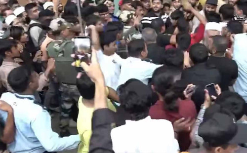 আইফোন ১৭ কেনা নিয়ে মারামারি 