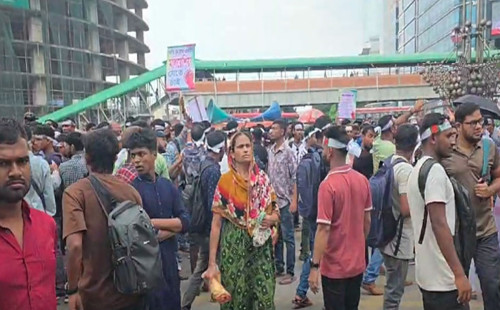 মালয়েশিয়া যেতে না পারা কর্মীদের কাওরান বাজারে সড়ক অবরোধ 