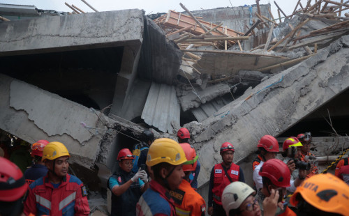 জাভায় মাদ্রাসা ধসের নিচে আটকে ৯১ জন 