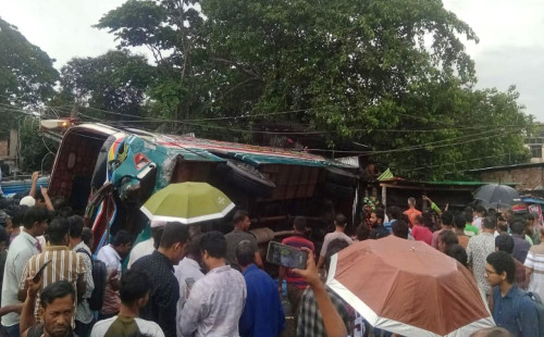 ফেনীতে নিয়ন্ত্রণ হারিয়ে বাস উল্টে পড়ল দোকানে, নিহত ৩ 