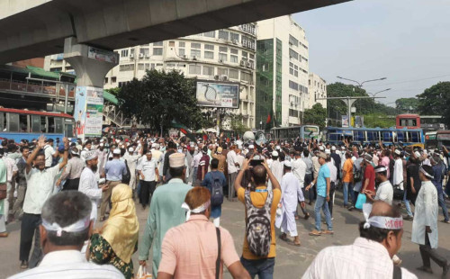 ব্যারিকেড ভেঙে শাহবাগে শিক্ষকরা, যানচলাচল বন্ধ 