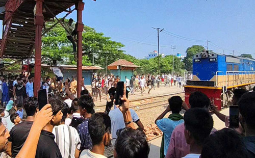 ভৈরবে ট্রেনে আটকে পাথর নিক্ষেপ, আহত কয়েক যাত্রী 