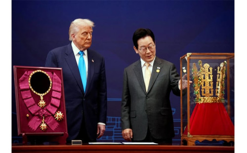 ট্রাম্পকে কোরিয়ার রাজমুকুট উপহার 