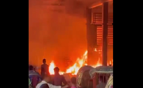 মধ্যরাতে মোহাম্মদপুরে বেড়িবাঁধ এলাকায় আগুন 