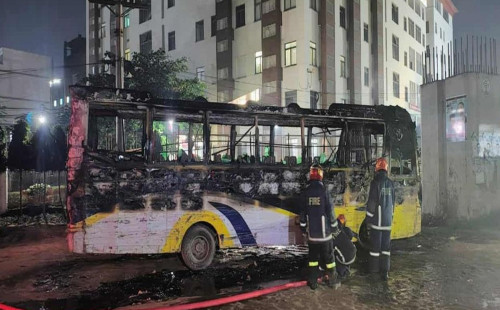 আশুলিয়ায় দাঁড়িয়ে থাকা বাসে আগুন 