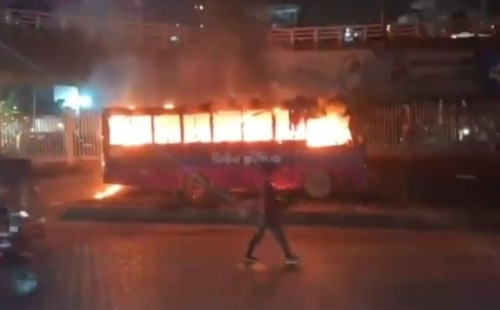 রামপুরায় বাসে আগুন 