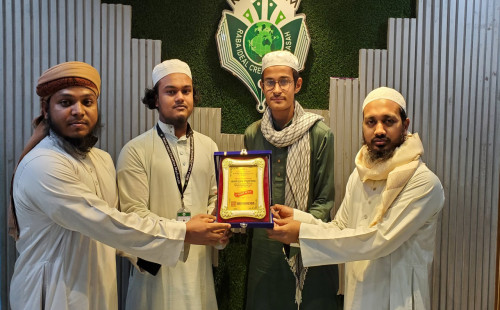 ভূমিকম্পের সময় ছাত্রদের আগলে রাখা মাদ্রাসাশিক্ষক পেলেন সম্মাননা 