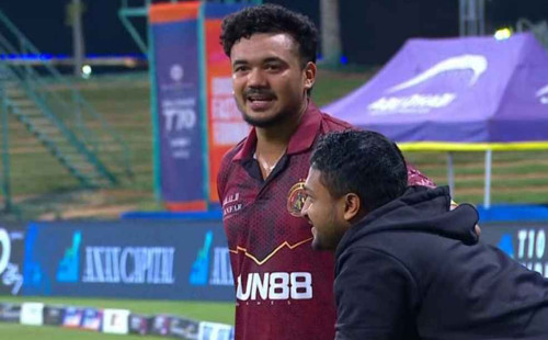 ম্যাচ চলাকালীন একসঙ্গে সাকিব-তাসকিন 