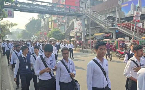 সায়েন্সল্যাব মোড়ে ঢাকা কলেজ শিক্ষার্থীদের অবরোধ 