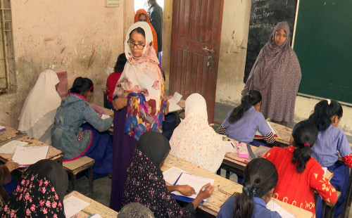 শিক্ষকদের কর্মবিরতি, অভিভাবকরাই নিলেন পরীক্ষা 