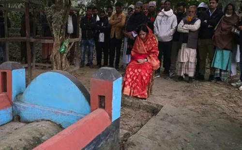 দাদা-দাদির কবর জিয়ারতের মাধ্যমে নির্বাচনীর প্রচার শুরু করলেন রুমিন ফারহানা 