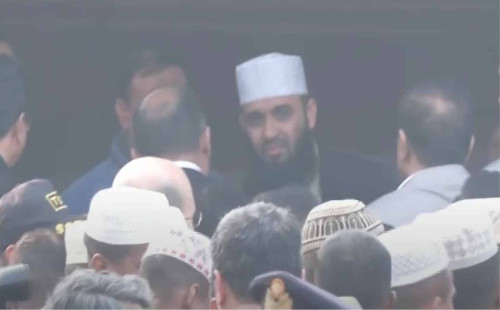 জানাজা শেষে খালেদা জিয়ার কফিন কাঁধে নেন মিজানুর রহমান আজহারী 