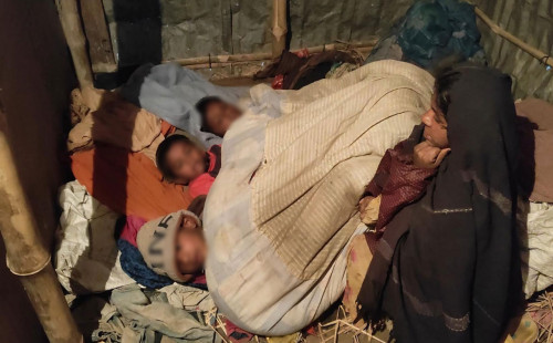 কনকনে শীতে এক কম্বলে তিন শিশু, রাত জেগে বসে থাকেন মা 