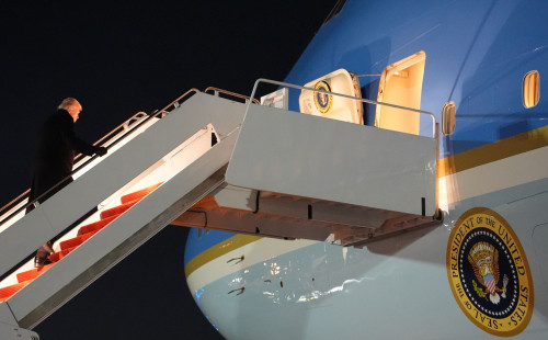 ঘাঁটিতে ফিরেছে ট্রাম্পের বিমান 