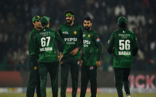 অস্ট্রেলিয়াকে গুঁড়িয়ে টি-টোয়েন্টি সিরিজ পাকিস্তানের 