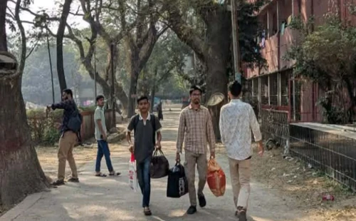 ভোট দিতে হল ছাড়ছেন ঢাকা কলেজের শিক্ষার্থীরা 