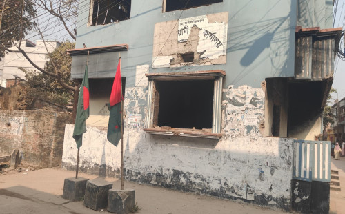 চাঁপাইনবাবগঞ্জে পরিত্যক্ত আওয়ামী লীগ কার্যালয়ে পতাকা উত্তোলন 