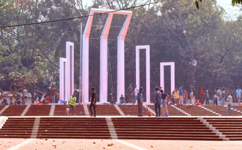 আন্তর্জাতিক মাতৃভাষা দিবস : রং-তুলির ছোঁয়ায় প্রস্তুতির শেষ পর্যায়ে শহীদ মিনার প্রাঙ্গণ 