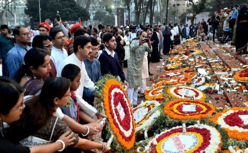 কেন্দ্রীয় শহীদ মিনারে মানুষের ঢল, ফুলে ফুলে ভরে গেছে বেদি 