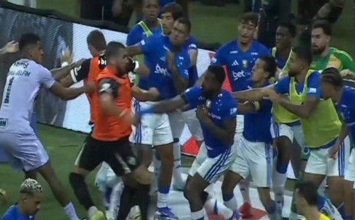 এক ম্যাচে ২৩ লাল কার্ড, মাঠে সংঘর্ষ 