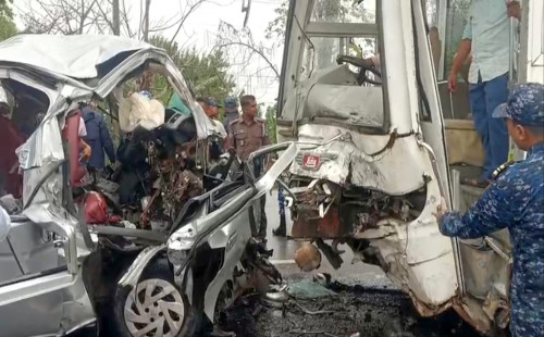 বাস-মাইক্রোবাসের সংঘর্ষে এক পরিবারের ১০ জনসহ নিহত বেড়ে ১৪ 