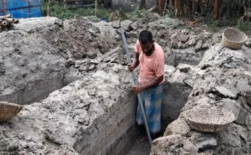 ‘জীবনে প্রথম একসঙ্গে ৯ কবর খুঁড়লাম, হাত কাঁপছিল’ 