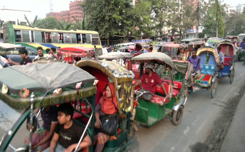 ব্যাটারিচালিত অটোরিকশার দাপটে বিশৃঙ্খল ঢাকার রাজপথ 