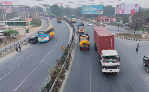 ঢাকা–টাঙ্গাইল মহাসড়কে যানবাহনের চাপ, তবে নেই যানজট 