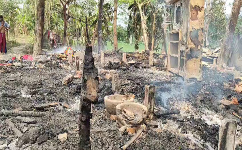 গোপালগঞ্জ মাকে ঘর থেকে বের করে বাড়িতে আগুন দিল মাদকাসক্ত ছেলে 