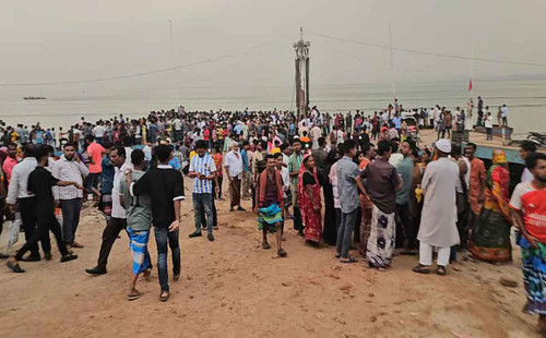 পদ্মার ৩০ ফুট নিচে মিলল বাসের সন্ধান 