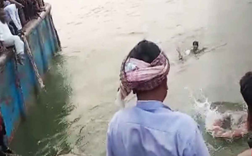 ডুবে যাওয়া বাসের ৫০ যাত্রীর মধ্যে সাঁতরে তীরে উঠল ৭ জন 