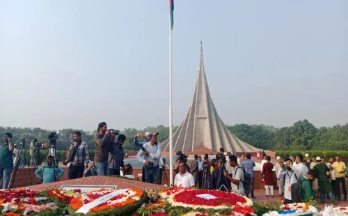 শ্রদ্ধার ফুলে বীর শহীদদের স্মরণ 